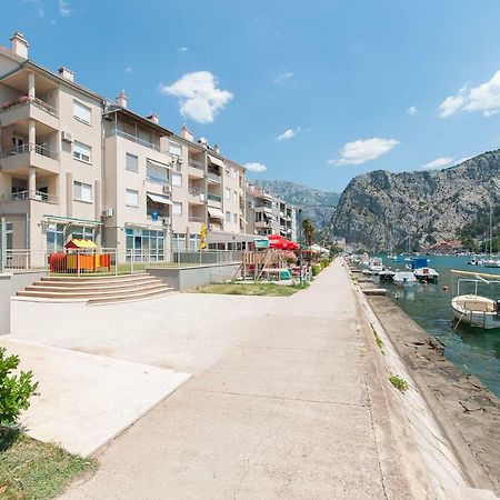 Modern New Flat Next To River Cetina Омиш Экстерьер фото