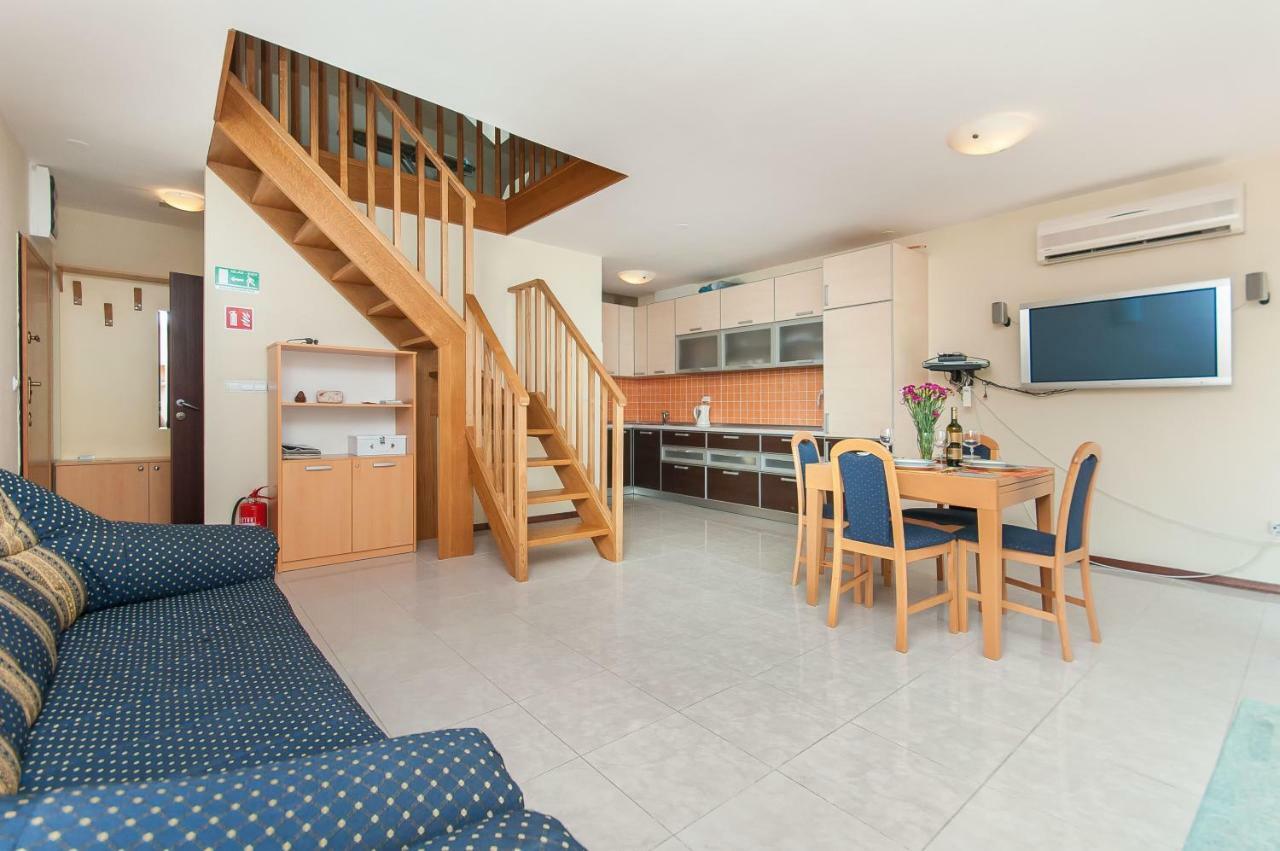 Modern New Flat Next To River Cetina Омиш Экстерьер фото