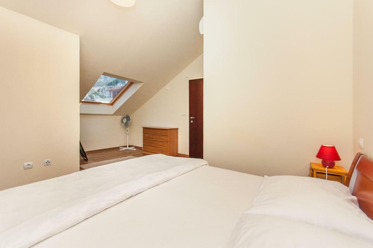 Modern New Flat Next To River Cetina Омиш Экстерьер фото
