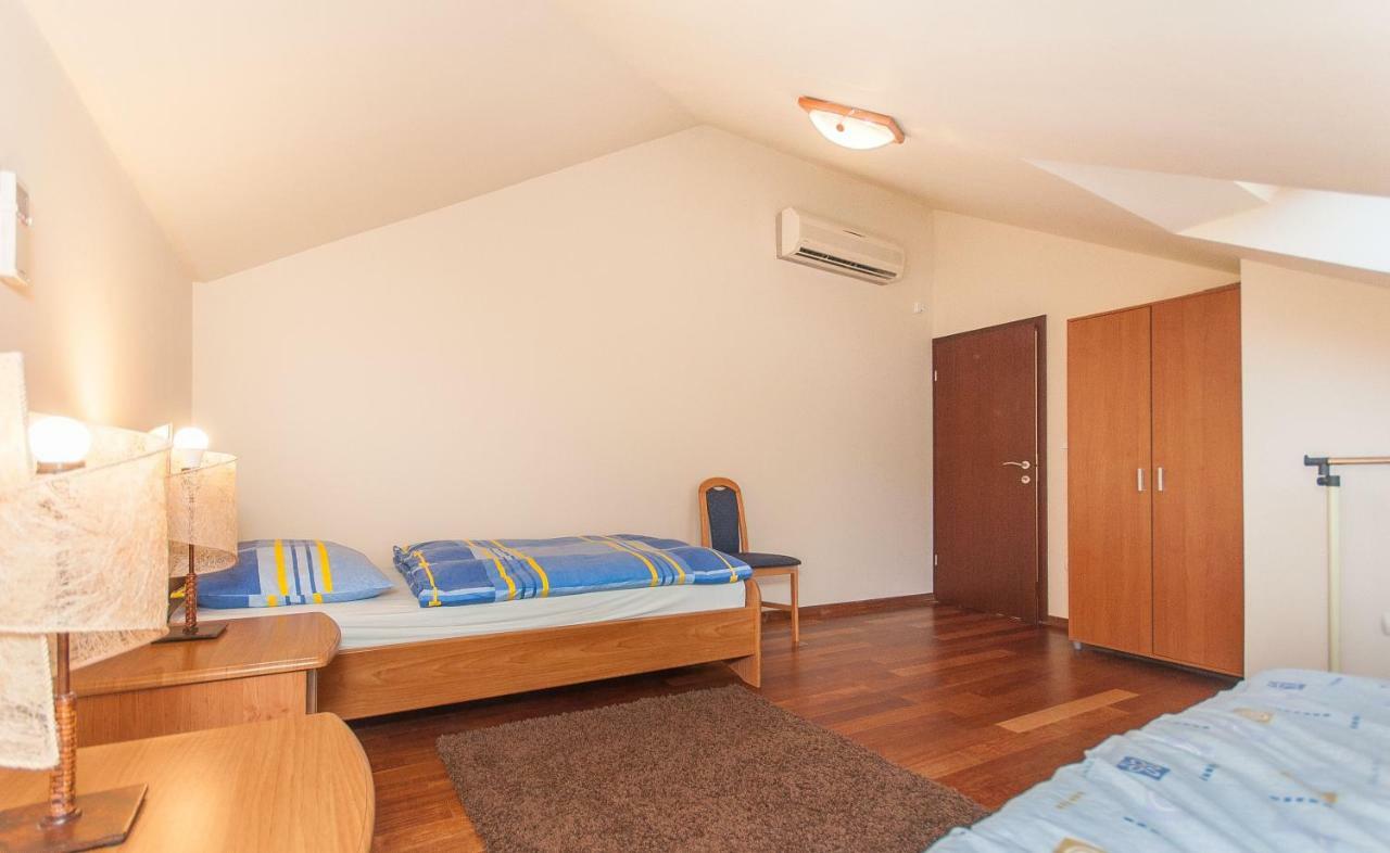 Modern New Flat Next To River Cetina Омиш Экстерьер фото